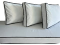 FUNDA COJIN A PEDIDO BASE BLANCO PIPING NEGRO 3 CUERPOS